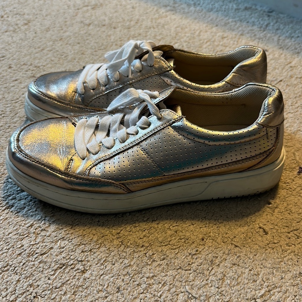 BELLA Vita womens laced sneakers; size 8.5 medium